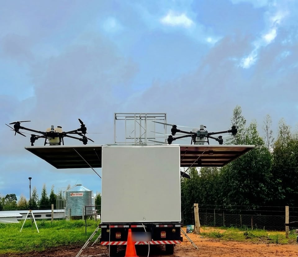 Caminhão Plenus com plataforma aberta e dois drones agrícolas