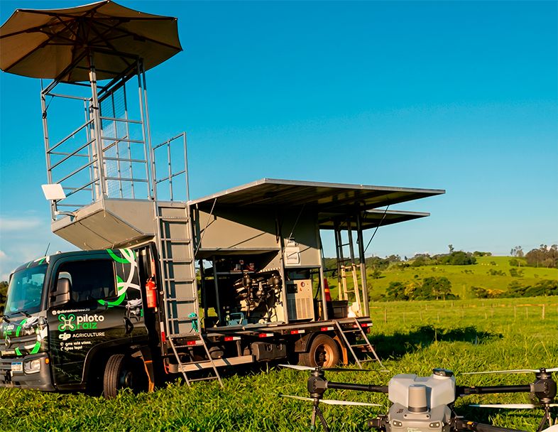 Caminhão Plenus em operação no campo com drone