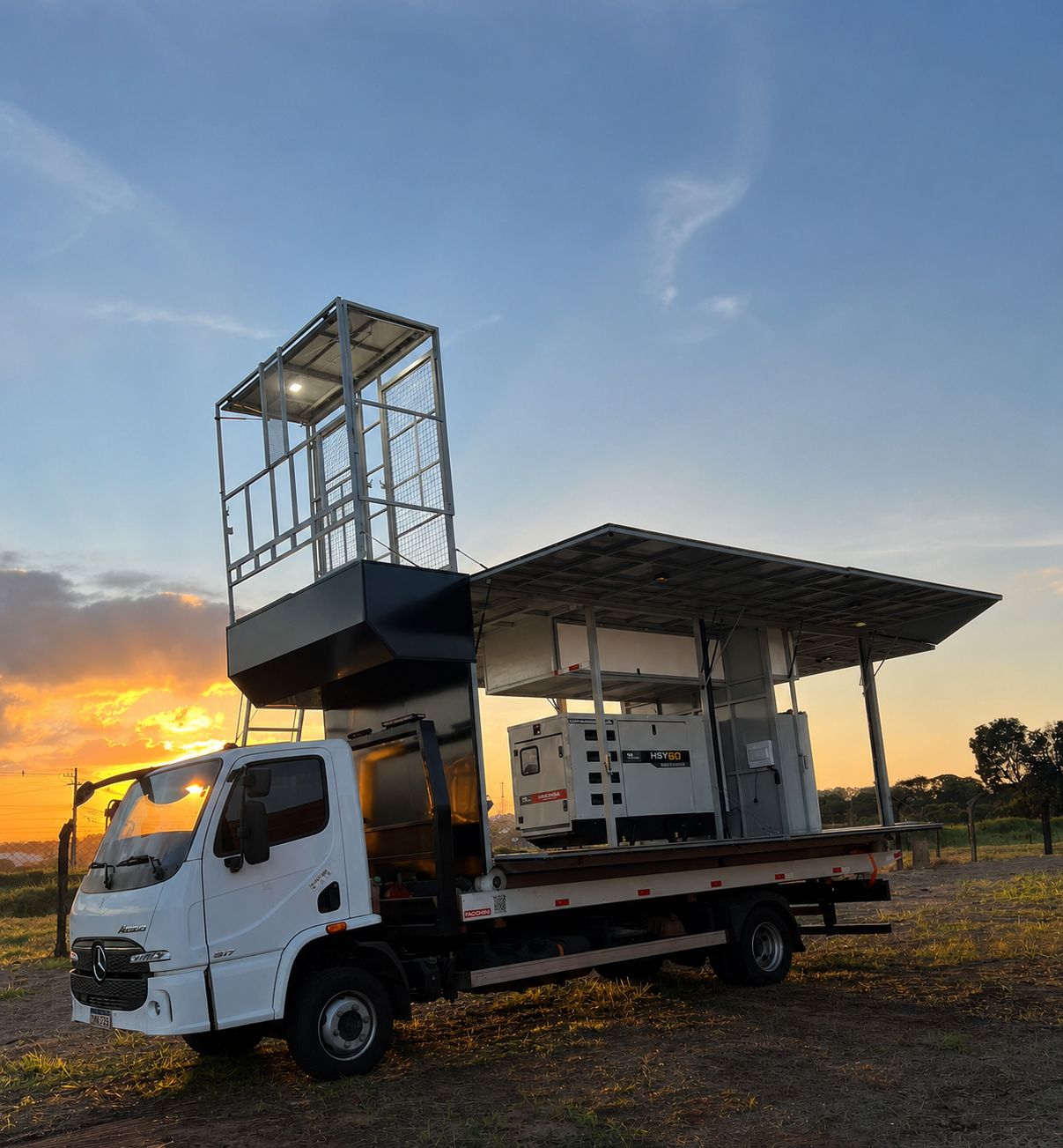 Caminhão Plenus com plataforma ao pôr do sol