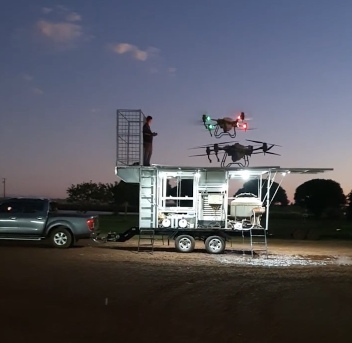 Reboque Plenus em operação no campo com drones agrícolas